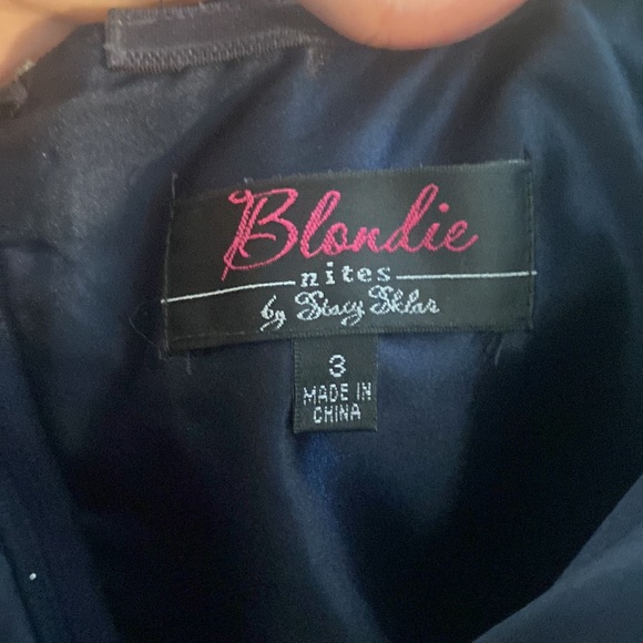 * Size 3
* Has pockets
* Strapless
* Navy blue
* Worn once
* No damage - Picture 3 of 3